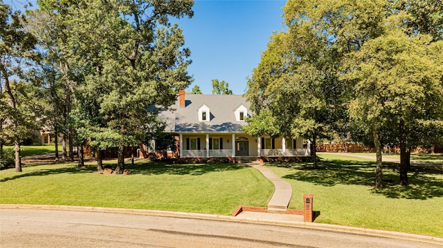 view of front facade featuring covered porch and a front yard