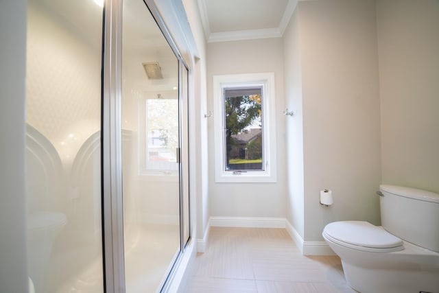 full bath with toilet, baseboards, tile patterned floors, a stall shower, and crown molding