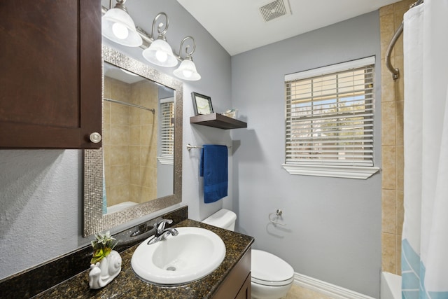 full bathroom featuring baseboards, visible vents, toilet, shower / bath combo with shower curtain, and vanity