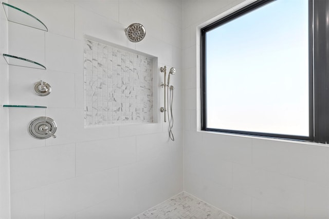 bathroom featuring tiled shower