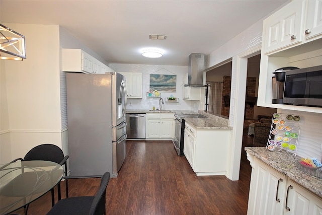 kitchen featuring dark wood-style flooring, stainless steel appliances, visible vents, a sink, and exhaust hood