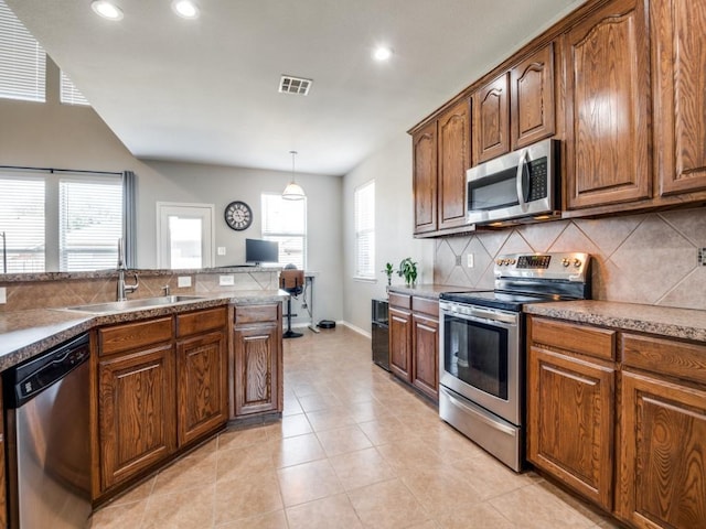 kitchen with visible vents, backsplash, recessed lighting, stainless steel appliances, and a sink