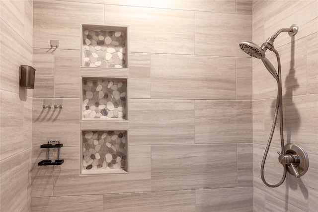 bathroom featuring a tile shower