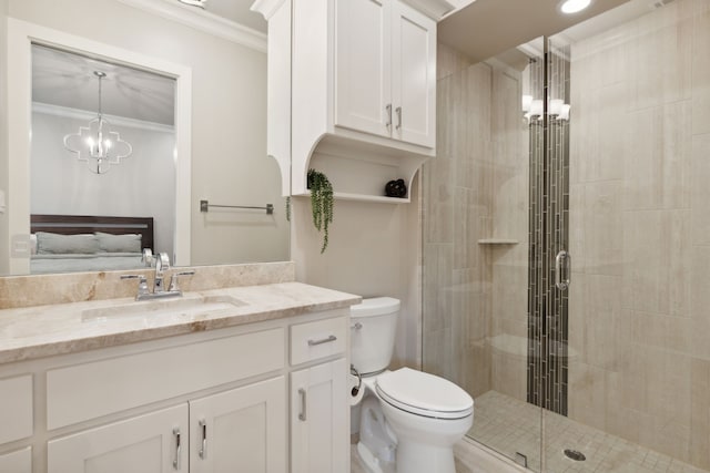 ensuite bathroom with connected bathroom, toilet, ornamental molding, a shower stall, and a notable chandelier