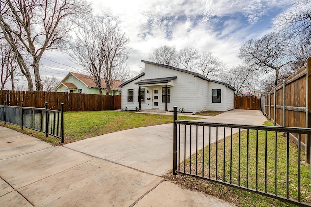 view of front of property featuring a fenced front yard and a front yard