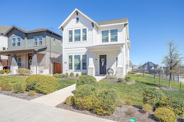 view of front of house featuring fence and a front lawn