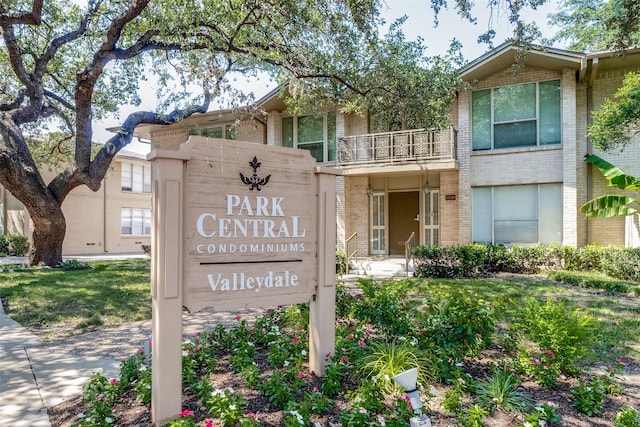 view of community / neighborhood sign