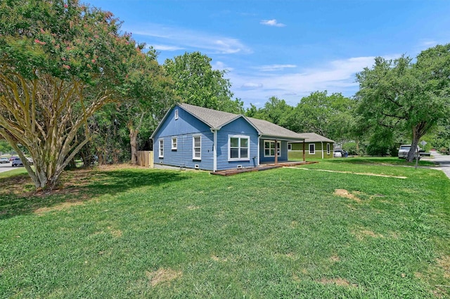 view of front of property featuring a front yard