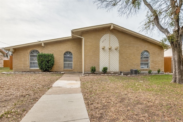 mid-century inspired home featuring stucco siding, fence, and a front yard