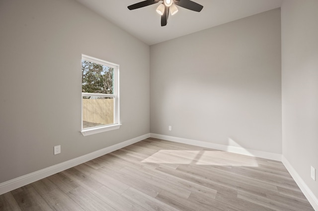 unfurnished room featuring light wood finished floors, baseboards, and a ceiling fan