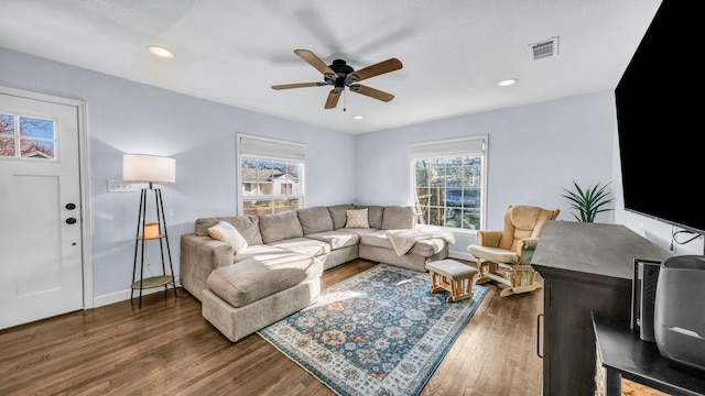 living room featuring wood finished floors, baseboards, visible vents, recessed lighting, and ceiling fan