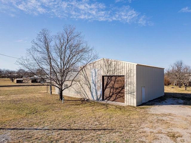 view of outdoor structure featuring an outbuilding and driveway