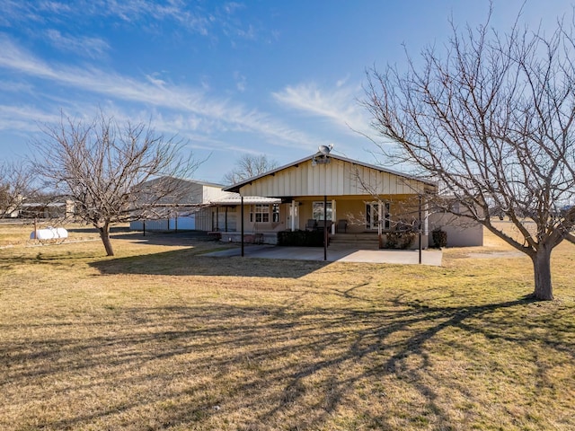 view of front facade featuring a patio area and a front lawn