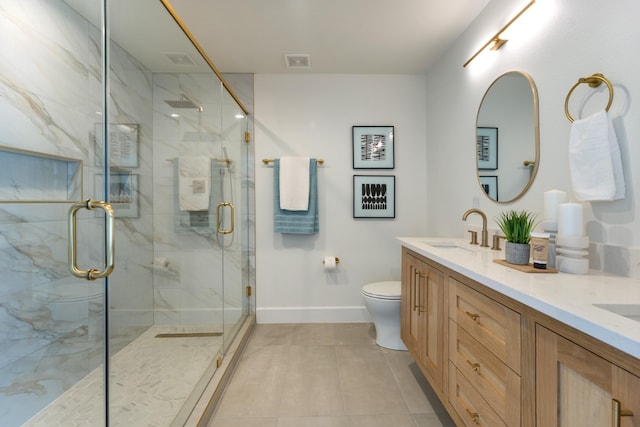 full bath with toilet, a sink, visible vents, baseboards, and a stall shower