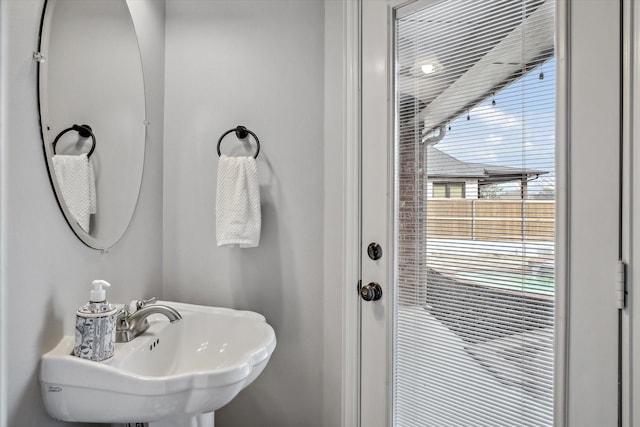 bathroom featuring a sink