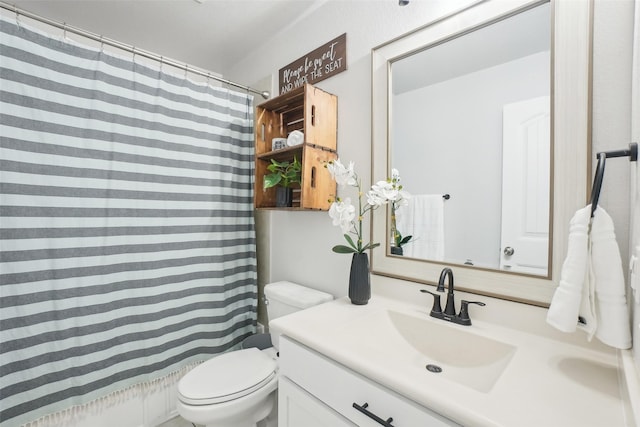 full bath with toilet, curtained shower, and vanity