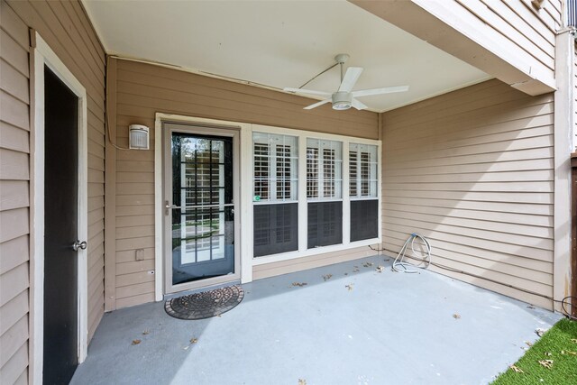 entrance to property with ceiling fan