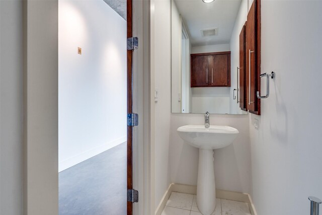 interior space with visible vents, a sink, freestanding refrigerator, and baseboards