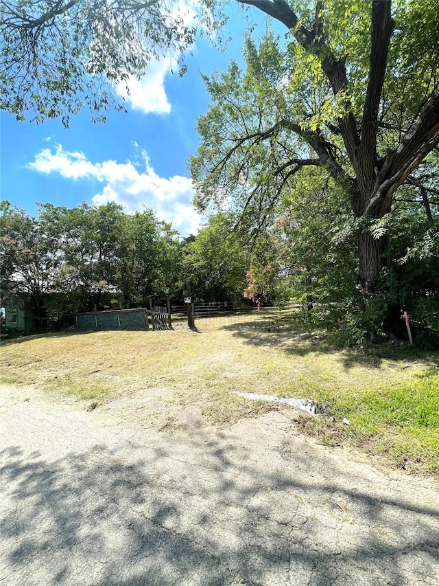 Listing photo 2 for 108 Mill St, Cumby TX 75433