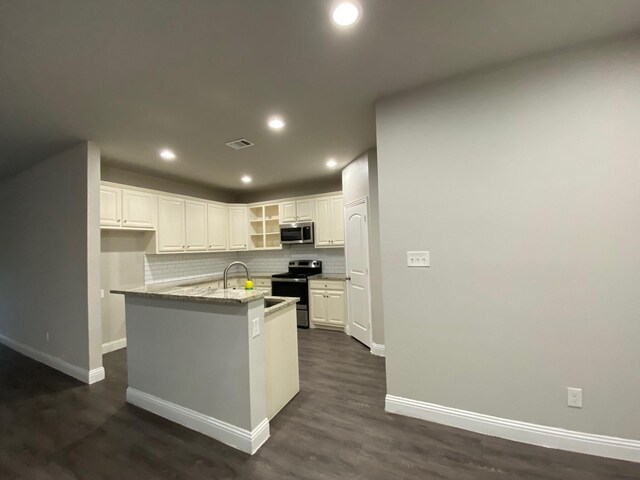 kitchen featuring dark wood-style floors, stainless steel appliances, recessed lighting, tasteful backsplash, and visible vents