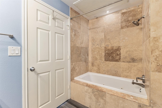 bathroom with tiled shower / bath combo