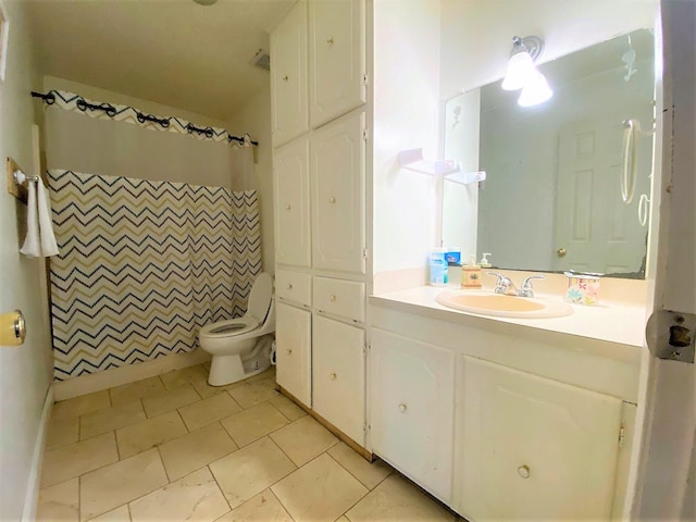 full bath with toilet, curtained shower, and vanity