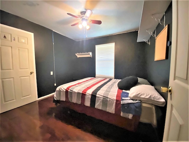 bedroom with ceiling fan