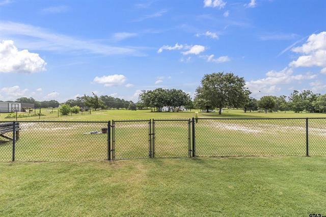 Listing photo 3 for 14828 County Road 424, Lindale TX 75771