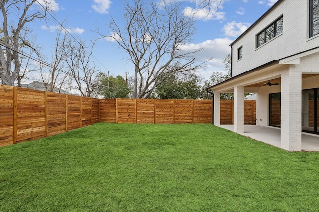 view of yard featuring a patio area, a fenced backyard, and a ceiling fan