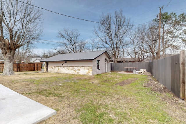 view of yard with a fenced backyard and an outdoor structure