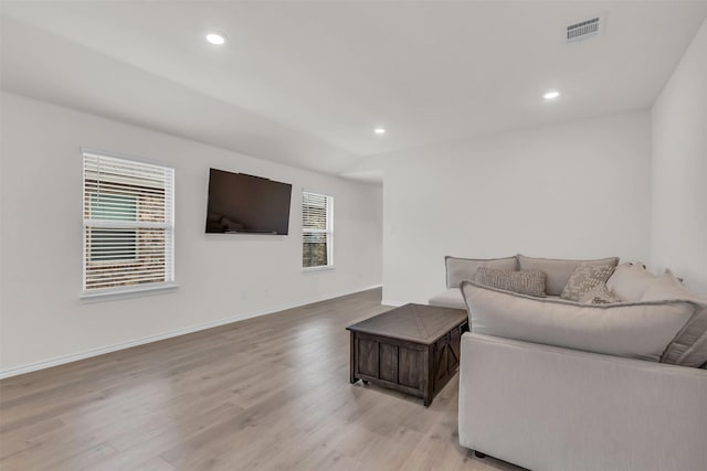 living area featuring baseboards, recessed lighting, visible vents, and light wood-style floors