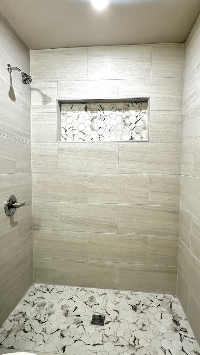 bathroom featuring a tile shower