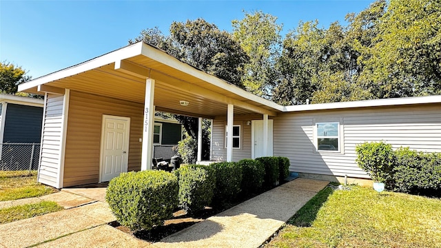 view of front of property with covered porch and fence