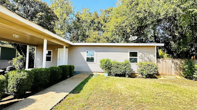 view of front of house featuring fence and a front yard