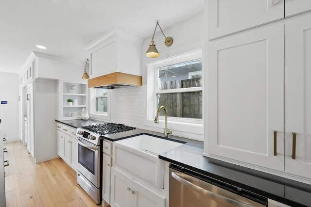 dining space with visible vents, recessed lighting, light wood-type flooring, and baseboards