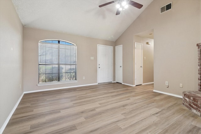 unfurnished room featuring light wood-style floors, baseboards, visible vents, and a ceiling fan