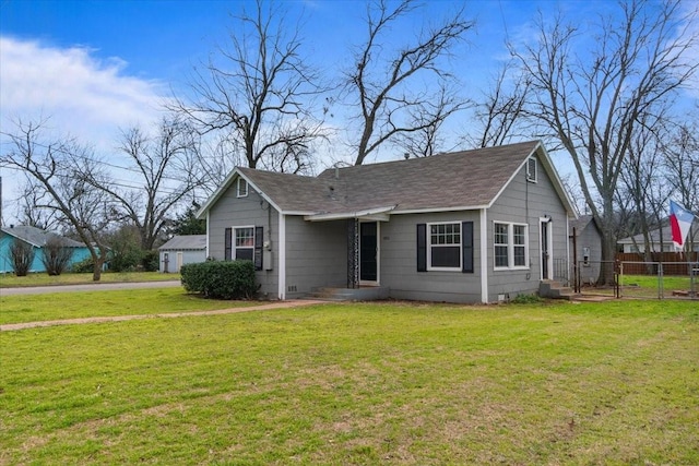 view of front of home featuring fence and a front lawn