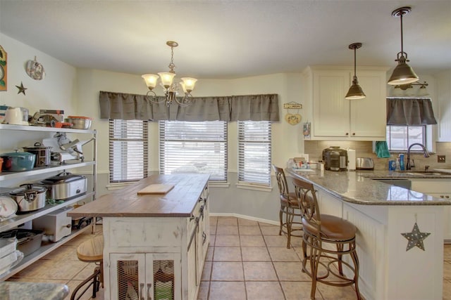 kitchen featuring tasteful backsplash, a healthy amount of sunlight, and a breakfast bar area