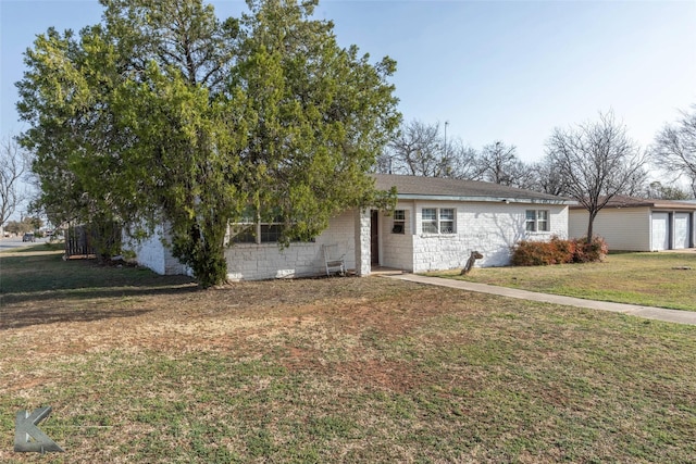 view of front of property featuring an attached garage and a front yard