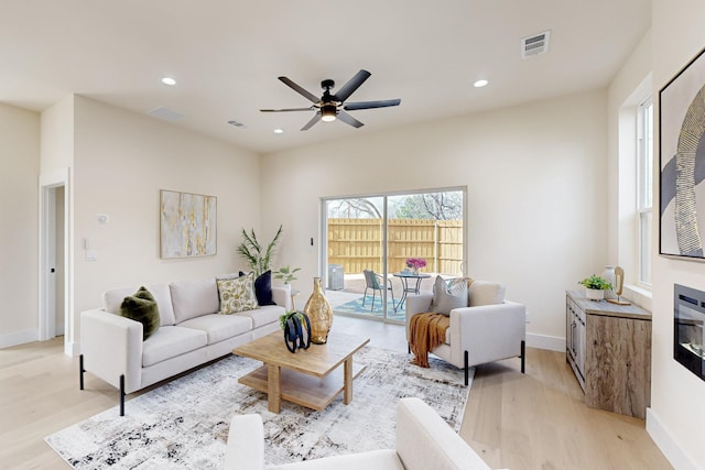 living area with recessed lighting, baseboards, light wood finished floors, visible vents, and a ceiling fan