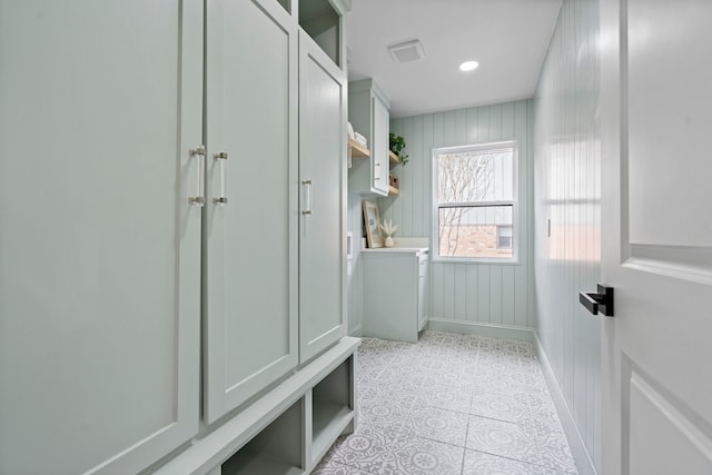 mudroom with visible vents and baseboards