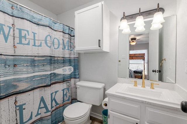 full bath featuring connected bathroom, toilet, a shower with curtain, ceiling fan, and vanity