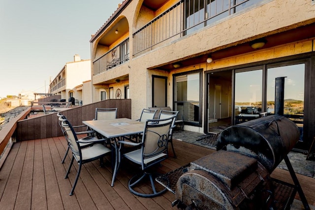 deck with outdoor dining space