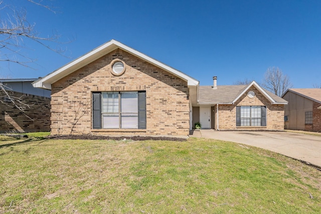 ranch-style house featuring a front lawn and brick siding