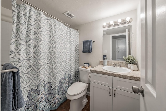 full bath with visible vents, curtained shower, toilet, and vanity