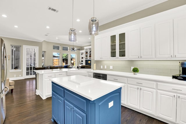 kitchen with a ceiling fan, dishwashing machine, a peninsula, blue cabinetry, and a sink