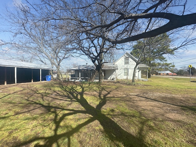 view of yard with an outbuilding