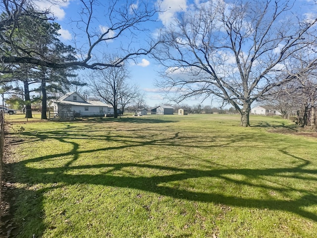 view of yard featuring an outdoor structure