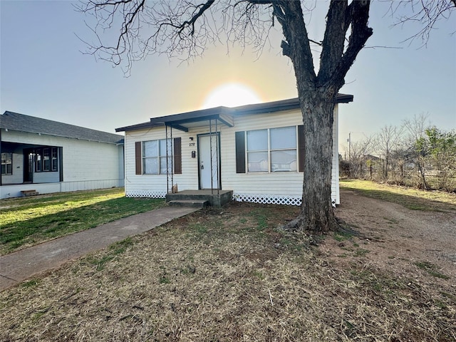 view of front of house featuring a front lawn