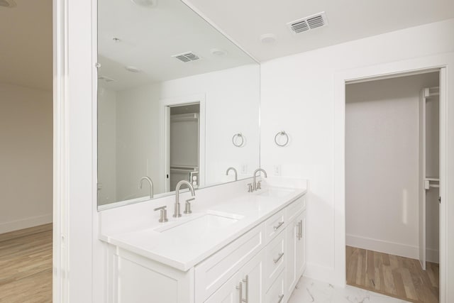 full bathroom featuring visible vents, a sink, and baseboards